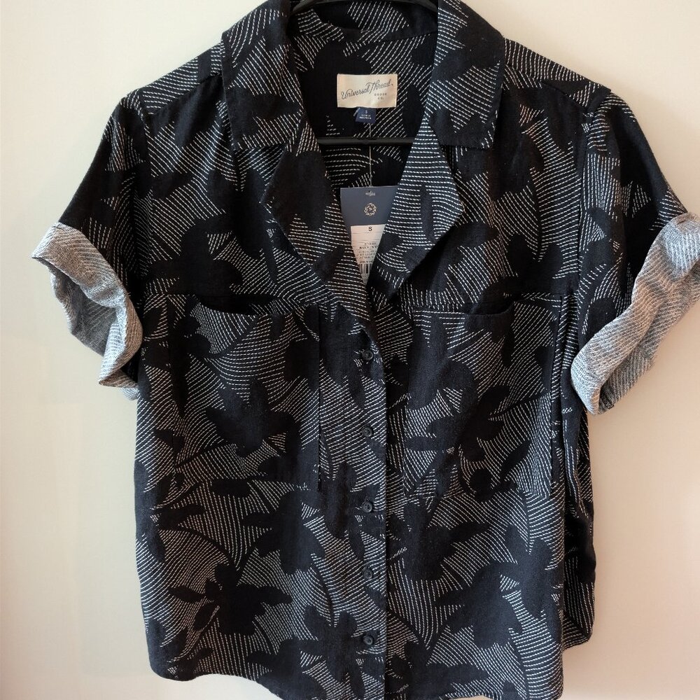 🩷5 for $50🩷 NWT Black Tropical Print Linen Button Up Top Size S
